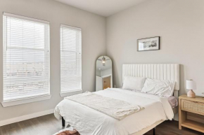 Luxury 2BD Condo with Pool & Gym
